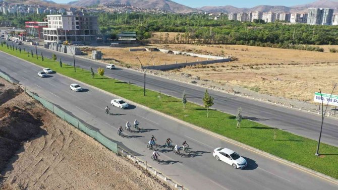 Başkan Çınar, Mesaiye Bisikletle Geldi