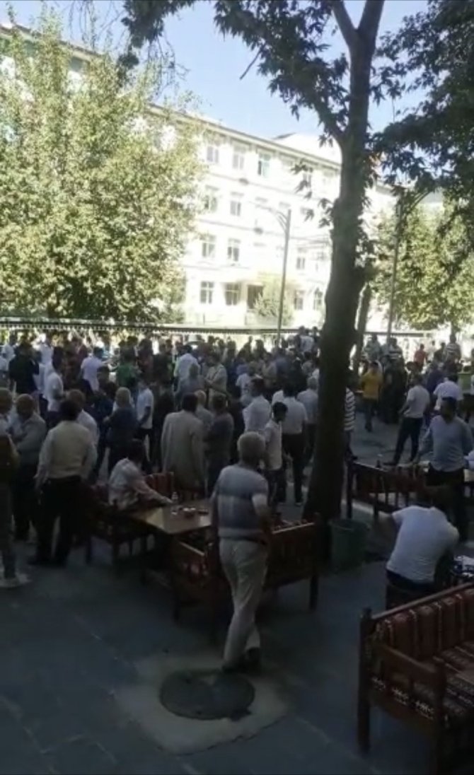 Bekçiye Bıçakla Saldırmaya Çalıştı, Bacağından Vurularak Etkisiz Hale Getirildi