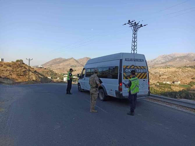 Sason’da Jandarma, Öğrenci Servislerini Denetledi