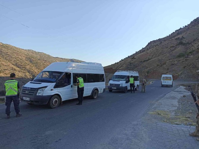 Sason’da Jandarma, Öğrenci Servislerini Denetledi