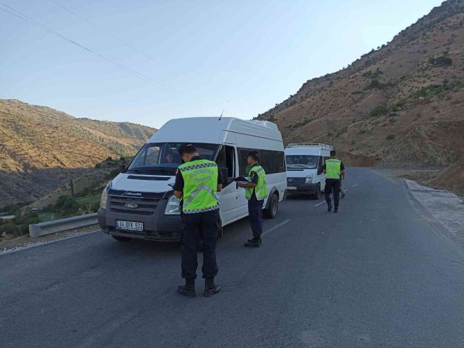 Sason’da Jandarma, Öğrenci Servislerini Denetledi