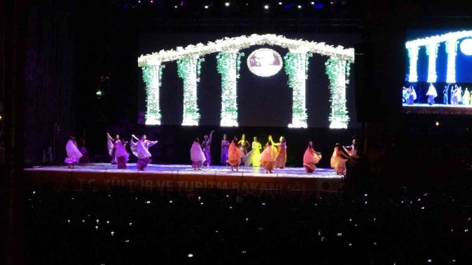 Bakan Ersoy, Anadolu Ateşi Dans Grubu’nun ’Troya’ Gösterisini İzledi