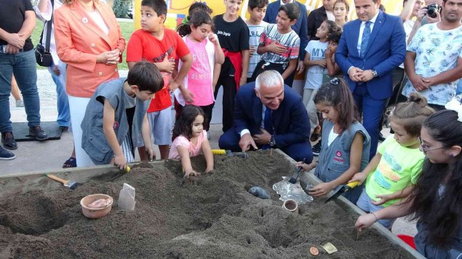 Bakan Ersoy, Anadolu Ateşi Dans Grubu’nun ’Troya’ Gösterisini İzledi