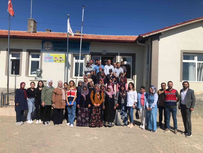 Jandarma Ekipleri Okullarda Annelere “Uyuşturucu İle Mücadele” Eğitimi Verdi