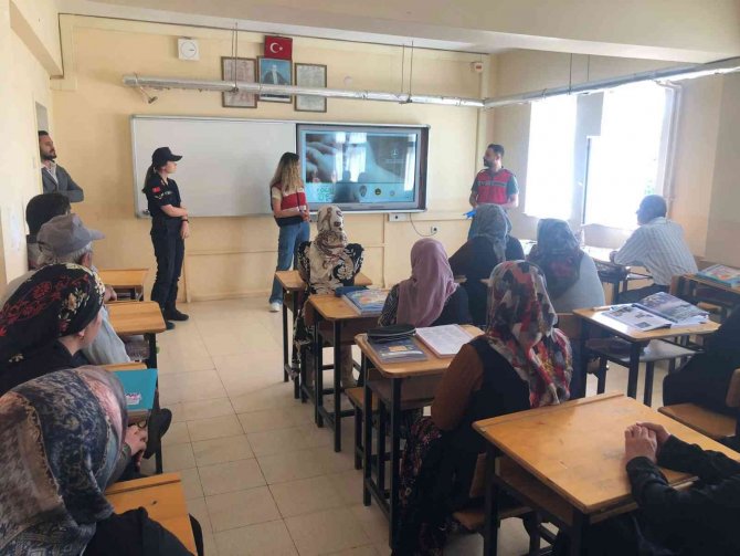 Jandarma Ekipleri Okullarda Annelere “Uyuşturucu İle Mücadele” Eğitimi Verdi