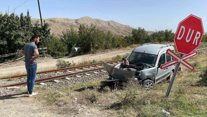 Hemzemin Geçitte Tren Araca Çarptı, Sürücü Yara Almadan Kurtuldu