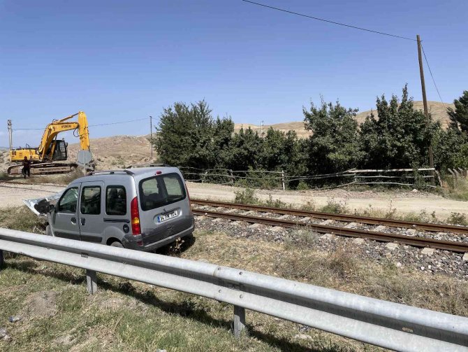 Hemzemin Geçitte Tren Araca Çarptı, Sürücü Yara Almadan Kurtuldu