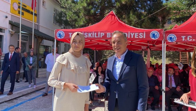 56 Yıldır Süren Gelenek: Bu Okulda Başarılı Öğrenciler Parayla Ödüllendiriliyor