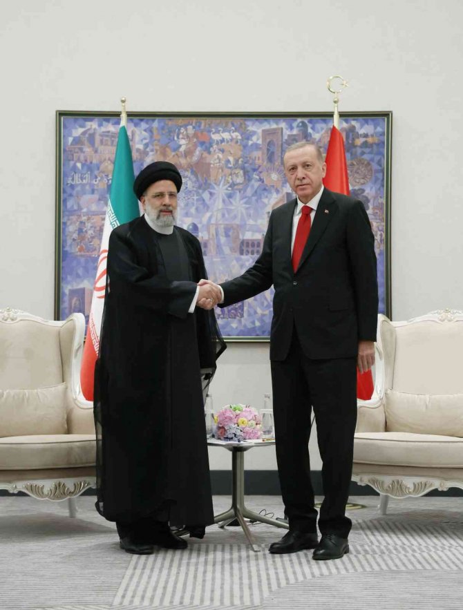 Cumhurbaşkanı Erdoğan, İ̇ranlı Mevkidaşı Reisi İle Görüştü