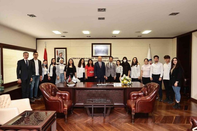 Lise Mezunu Öğrencilere Ulaşım Desteği Bu Yılda Devam Edecek