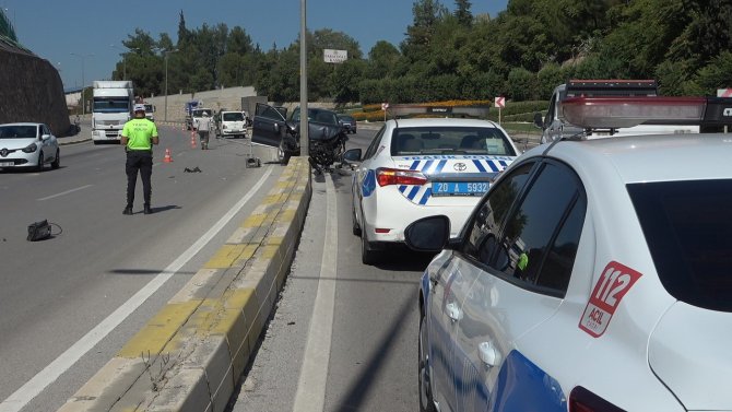 2 Direği Deviren Lüks Araç 3.’ye Takılıp Kaldı