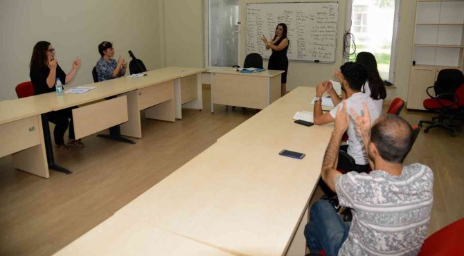 İ̇şitme Engelli Bireylerin Sesi Olmak İçin Eğitim Alıyorlar