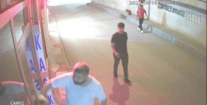 Nedenini Kimse Anlayamadı, Önüne Gelen Dükkanın Camına Tekme Ve Yumruk Attı