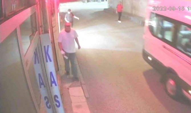 Nedenini Kimse Anlayamadı, Önüne Gelen Dükkanın Camına Tekme Ve Yumruk Attı