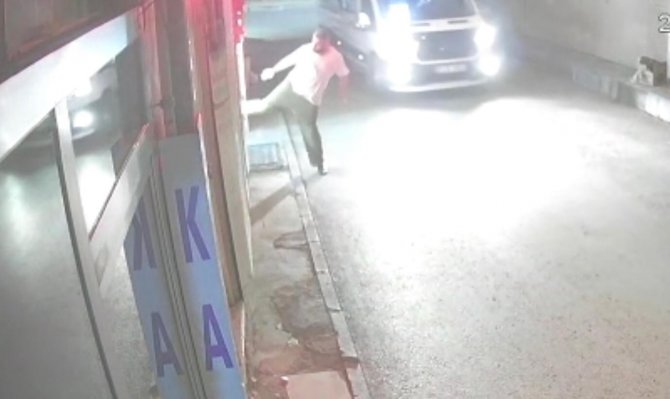 Nedenini Kimse Anlayamadı, Önüne Gelen Dükkanın Camına Tekme Ve Yumruk Attı