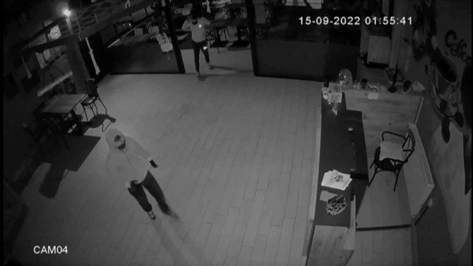 Acemi Hırsızlar Önce Kameraya, Ardından Polise Yakalandı
