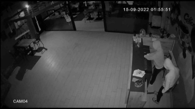Acemi Hırsızlar Önce Kameraya, Ardından Polise Yakalandı
