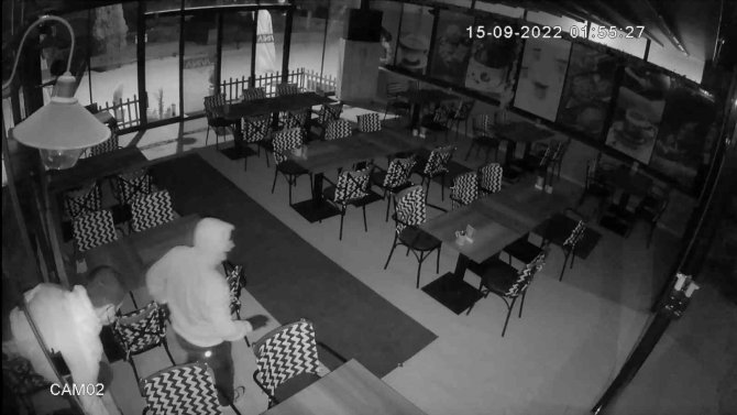 Acemi Hırsızlar Önce Kameraya, Ardından Polise Yakalandı