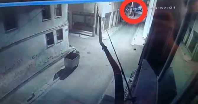 Elektrikli Motosikletin Çalınma Anları Güvenlik Kamerasında
