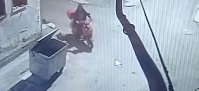Elektrikli Motosikletin Çalınma Anları Güvenlik Kamerasında
