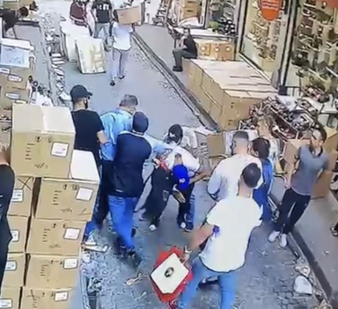 Beyazıt’ta Tantanacılık Yöntemiyle Hırsızlık Kamerada