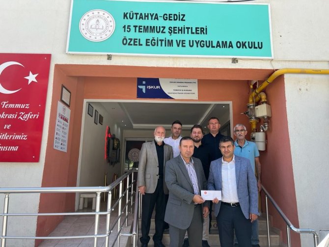 Gediz’de “Minik Ayaklar Üşümesin, Veren El Alan Eli Görmesin” Sosyal Sorumluluk Projesi