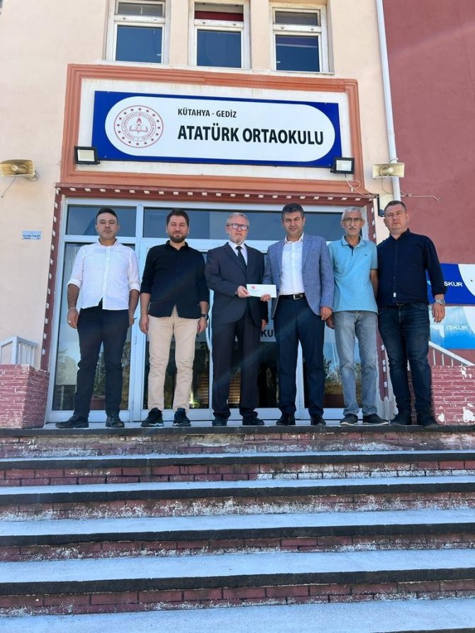 Gediz’de “Minik Ayaklar Üşümesin, Veren El Alan Eli Görmesin” Sosyal Sorumluluk Projesi