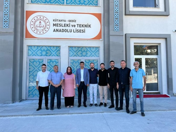 Gediz’de “Minik Ayaklar Üşümesin, Veren El Alan Eli Görmesin” Sosyal Sorumluluk Projesi