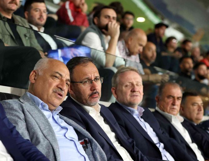Bakan Kasapoğlu, Başakşehir- Fiorentina Maçını Seyretti