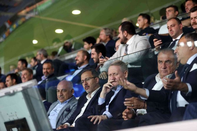 Bakan Kasapoğlu, Başakşehir- Fiorentina Maçını Seyretti