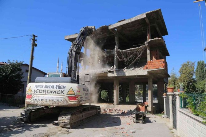 Asrın Felaketini Yaşayan Gölcük’te 103 Metruk Bina Yıkıldı