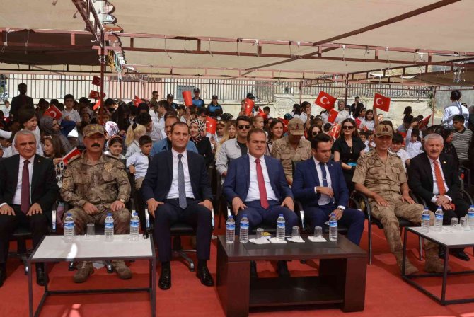 Hakkari’de İ̇lköğretim Haftası Kutlandı