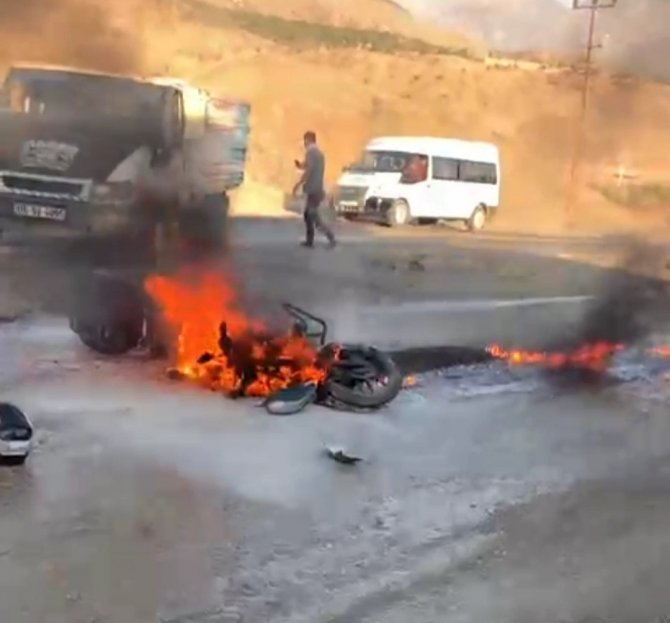 Kaza Sonrası Motosikletiyle Alevler İçinde Kaldı, Vatandaşlar Yanmaktan Kurtardı