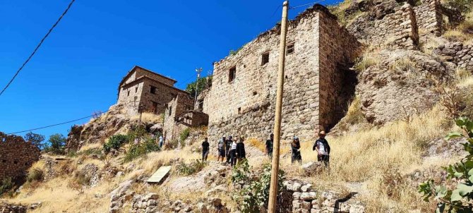 Yüksekovalı Dağcılar Çukurca’nın Kültürel Yerlerini Gezdi