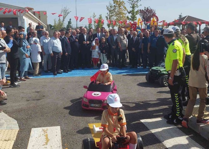 Bakan Soylu, Harçlıklarını Pakistan’a Bağışlayan Öğrencileri Tebrik Etti