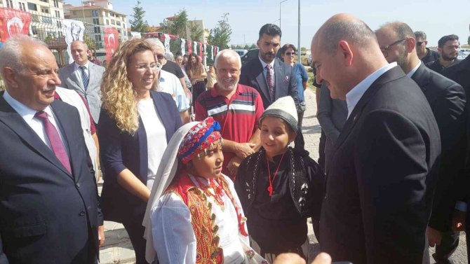 Bakan Soylu, Harçlıklarını Pakistan’a Bağışlayan Öğrencileri Tebrik Etti