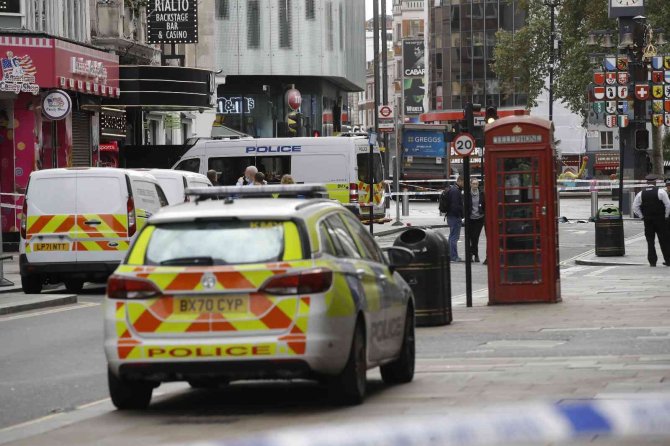Londra’da Bıçaklı Saldırı: 2 Polis Yaralı