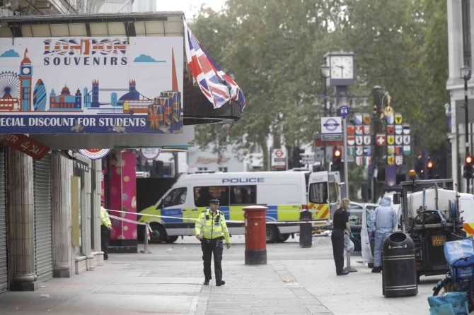 Londra’da Bıçaklı Saldırı: 2 Polis Yaralı