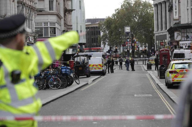 Londra’da Bıçaklı Saldırı: 2 Polis Yaralı