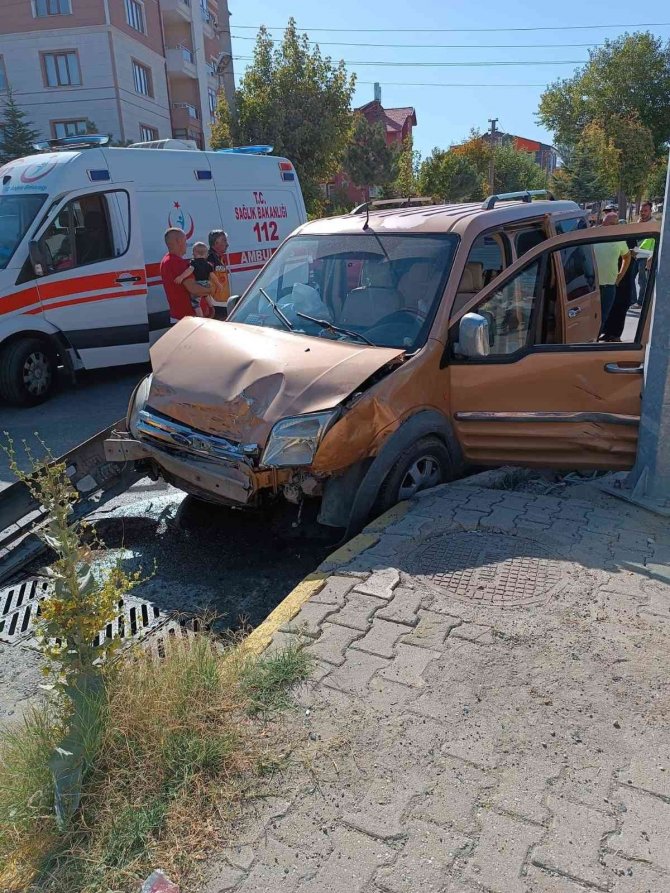 İ̇ki Otomobil Kafa Kafaya Çarpıştı, 6 Kişi Yaralandı