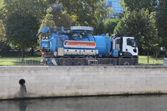 Kağıthanesi Deresi’ni Kirleten İ̇bb Aracı Görüntülendi