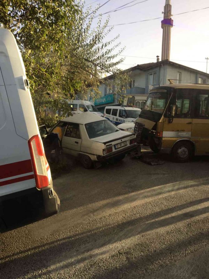 Karabük’te Dolmuş Otomobille Çarpıştı: 2 Yaralı