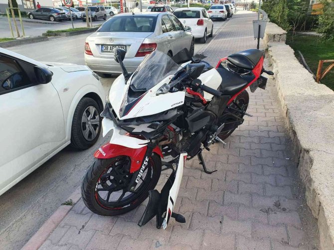 Motosiklet Yoldan Geçen Yayalara Çarptı: 3 Yaralı