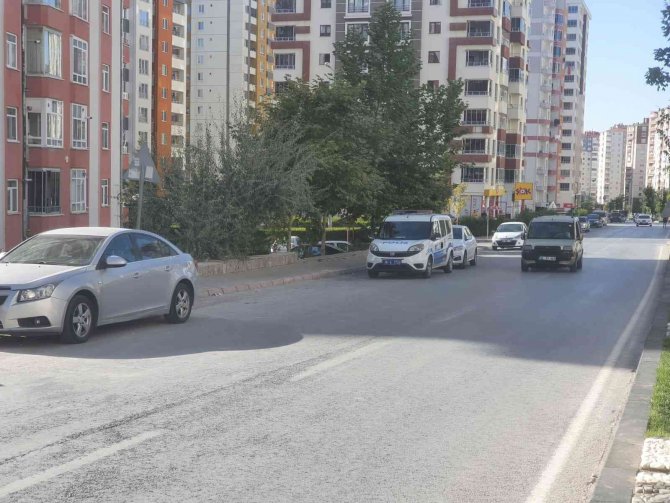 Motosiklet Yoldan Geçen Yayalara Çarptı: 3 Yaralı