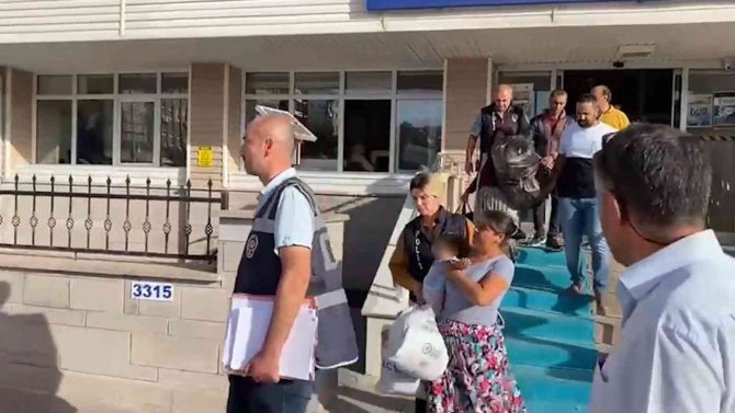 30 Yıl Ve 8 Yıl Kesinleşmiş Hapis Cezası Bulunan 2 Firari Yakalandı