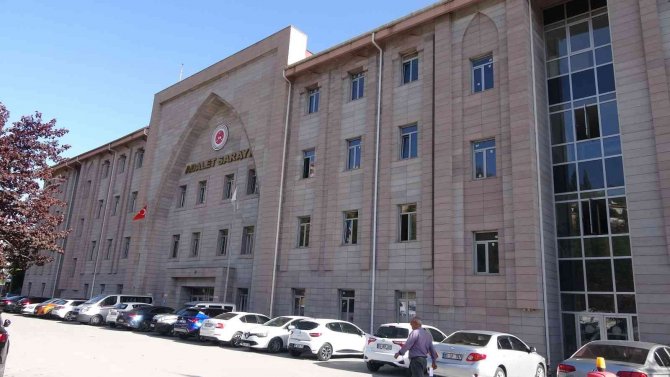 Cinayet Zanlısı Babaya Müebbet, Oğluna Da 25 Yıl Hapis Cezası Verildi