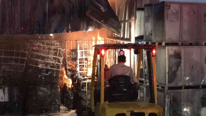 Madeni Yağ Fabrikasında Çıkan Yangın Korkuttu