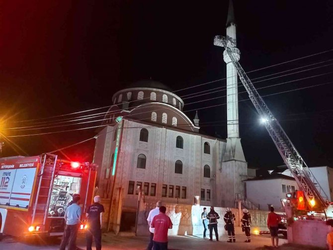 Cami Minaresinde Yangın Çıktı
