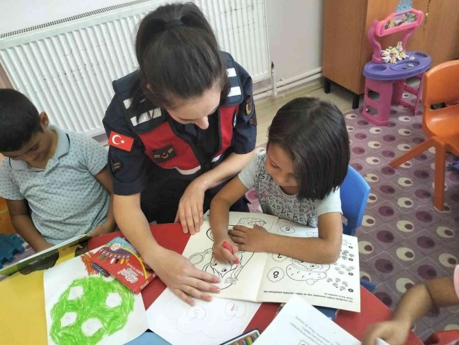 Jandarma Çocukları Kişisel Güvenlik Konusunda Bilgilendirdi