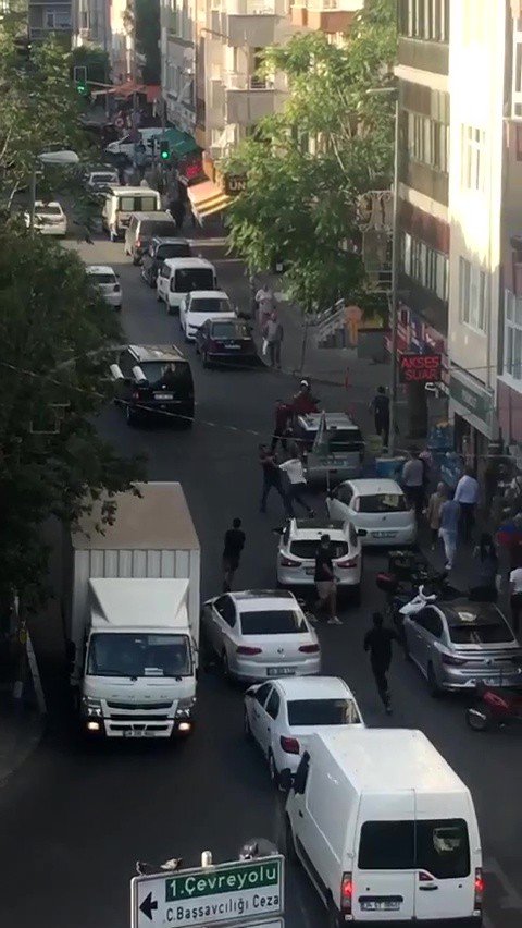 Kırmızı Işıkta Geçti, Öğrenciye Çarptı Bir De Çocuğu Dövdü